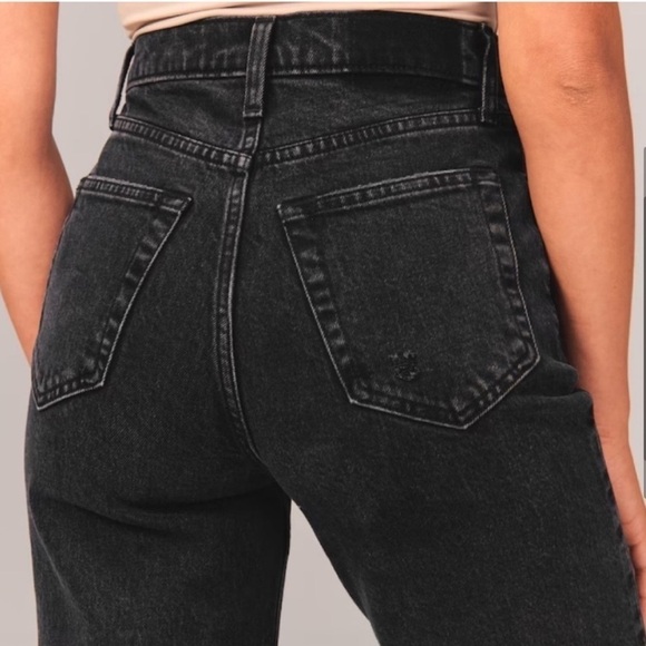 Abercrombie & Fitch Ultra High Rise 90’s Straight Jean - Picture 2 of 10